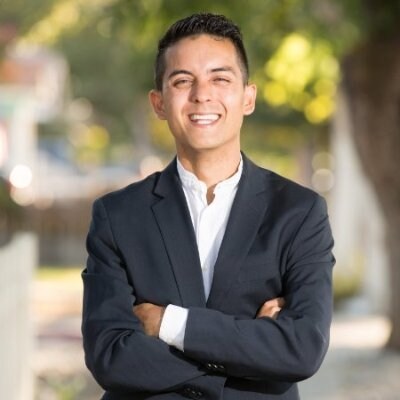 A headshot photo of Lange Luntao.