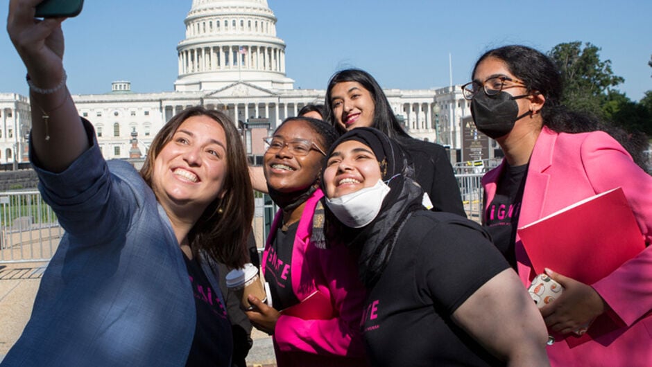 Damaris Pereda (D.C. Region ’09) gathers with IGNITE conference attendees for a selfie in front of the Capitol.