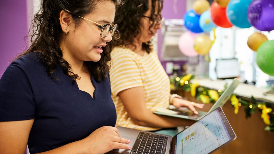 An Ignite teacher teaching a virtual lesson