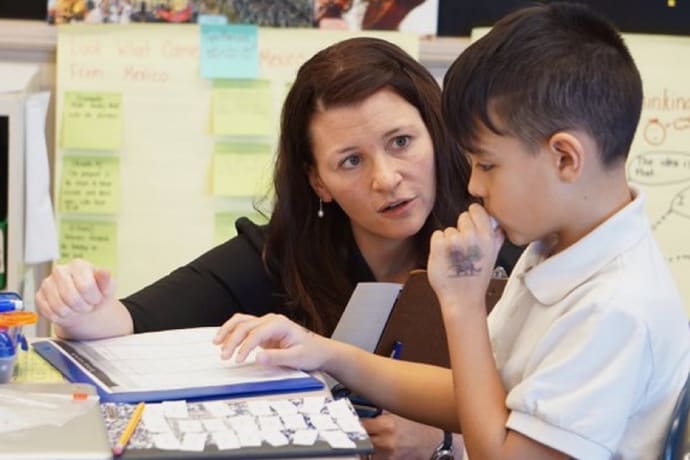 TFA Alum & Pahara Fellow Heather Anichini working with a student